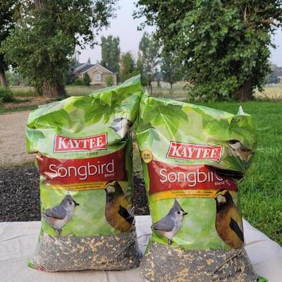 Lot 131: (2) KAYTEE New SONGBIRD Bird Seed Bags