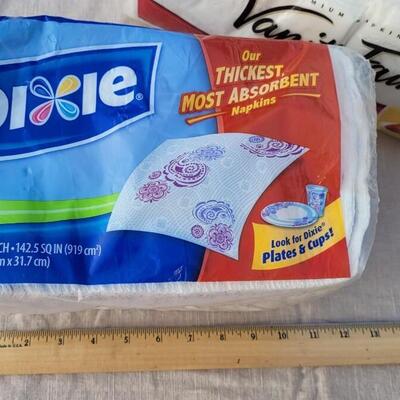 Lot 134: Napkins Assortment 