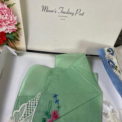 #327 Collection of Vintage Ladies Hankies 