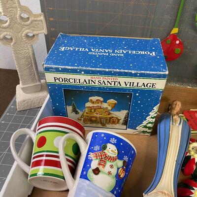 #362  Tray of Christmas Items for DÃ©cor