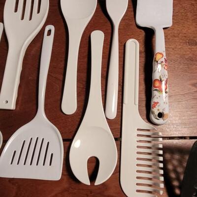 Lot 185: Black & White Plastic Kitchen Utensils & Wood Rolling Pin