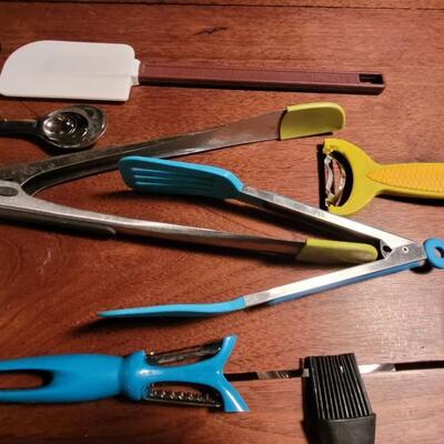 Lot 188: Colorful Kitchen Utensils Lot