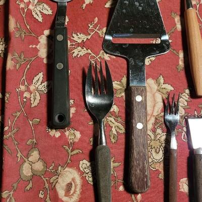 Lot 190: Vintage Wood Handled Kitchen Utensils 