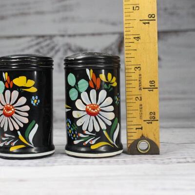 Retro Daisy Flower Painted Metal Salt & Pepper Shakers