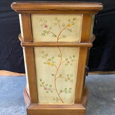 LOT#L15: Small Painted Cabinet