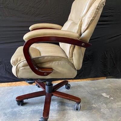 LOT#L17: La-Z-Boy Tan Bonded Leather Office Chair