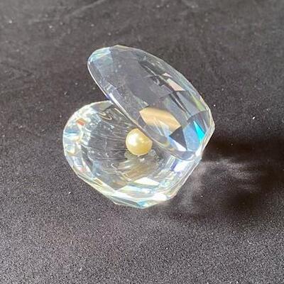 LOT#L57: Swarovski Crystal Open Shell with Pearl
