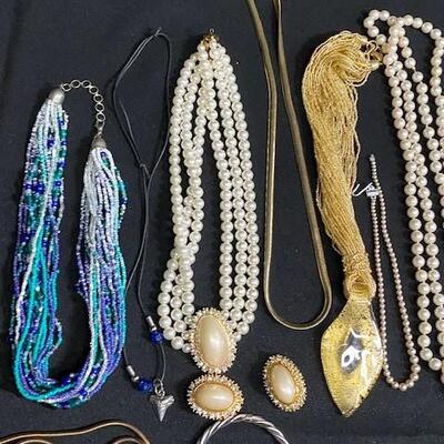 LOT#D76: Assorted Fashion Jewelry Lot #2