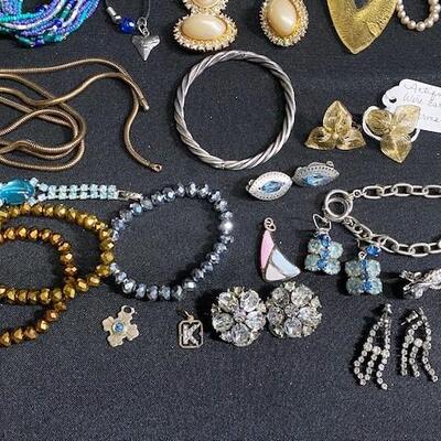 LOT#D76: Assorted Fashion Jewelry Lot #2