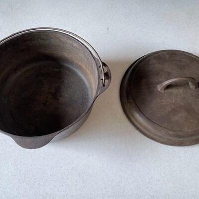 LOT#M83: Griswold Cast Iron Dutch Oven with Lid