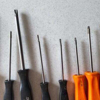 LOT#W203: Snap-On 13 Pieces Hard Handled Screwdrivers