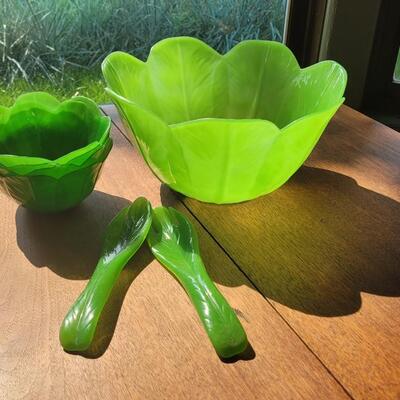 Lot 230: Precidio Green Plastic Salad Serving Bowl, Serving Utensils and (4) Individual Salad Bowls