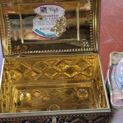 Lot 254: Decorative Tin Lot