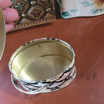 Lot 254: Decorative Tin Lot