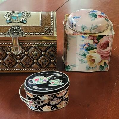 Lot 254: Decorative Tin Lot