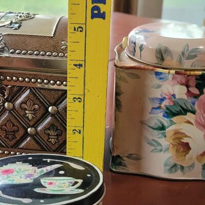 Lot 254: Decorative Tin Lot