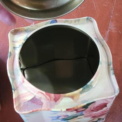 Lot 254: Decorative Tin Lot