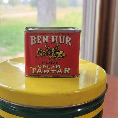 Lot 255: Vintage Tin & Bottles Lot