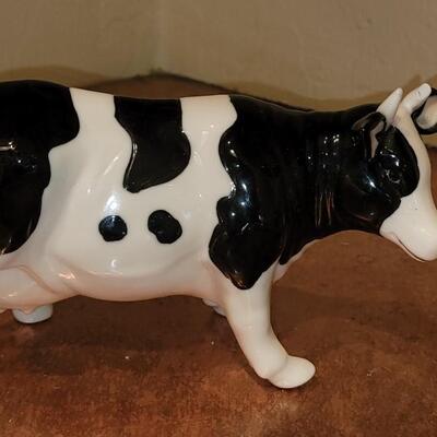 Lot 274: Vintage Ceramic Cow