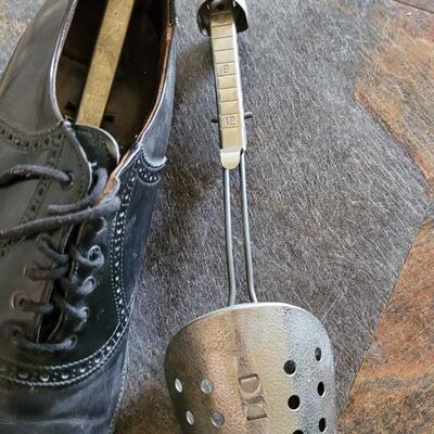Lot 318: Vintage Par Pusher Golf Shoes with Shoe Trees