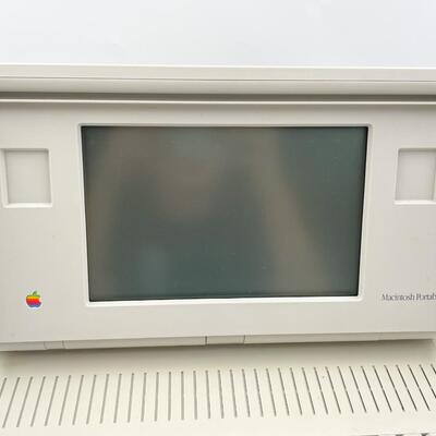 1989 APPLE MACINTOSH PORTABLE COMPUTER (M5120) & CARRYING BAG