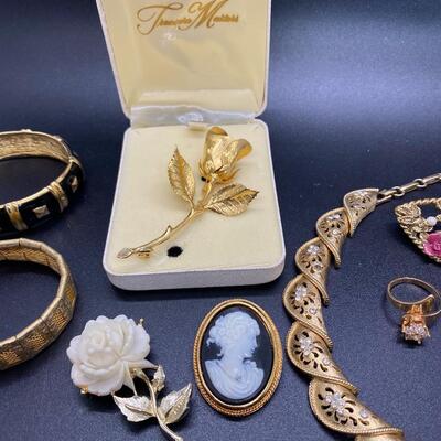 Vintage Gold Tone Jewelry Lot
