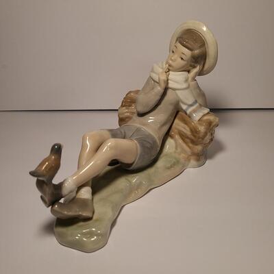 Lot 189: Lladro Shepherd Boy with Bird Figurine 
