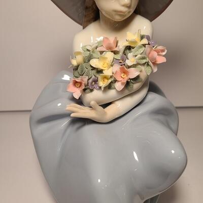 Lot 188: Lladro Boy Angel with Flute and Girl with Flowers