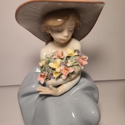 Lot 188: Lladro Boy Angel with Flute and Girl with Flowers