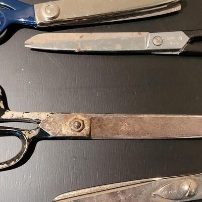 Lot 366: Vintage Black (and one blue) Handle Scissors lot