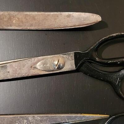 Lot 366: Vintage Black (and one blue) Handle Scissors lot