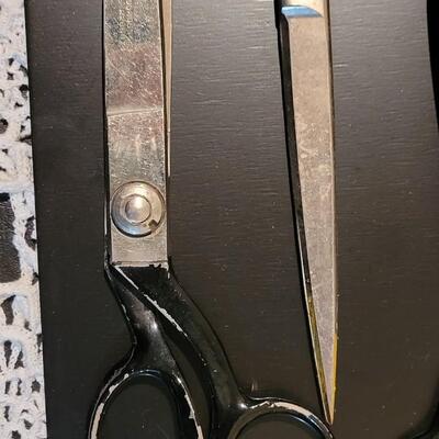 Lot 366: Vintage Black (and one blue) Handle Scissors lot