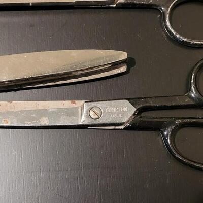 Lot 366: Vintage Black (and one blue) Handle Scissors lot