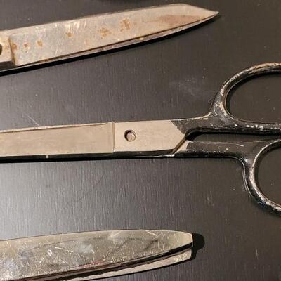 Lot 366: Vintage Black (and one blue) Handle Scissors lot