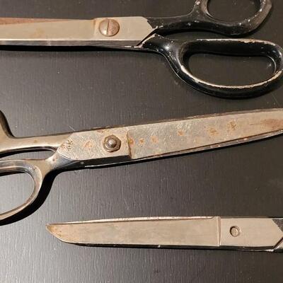 Lot 366: Vintage Black (and one blue) Handle Scissors lot