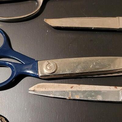 Lot 366: Vintage Black (and one blue) Handle Scissors lot