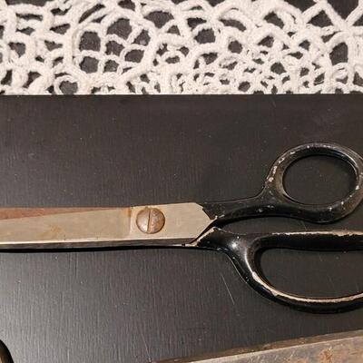 Lot 366: Vintage Black (and one blue) Handle Scissors lot