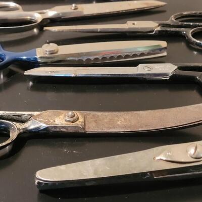 Lot 366: Vintage Black (and one blue) Handle Scissors lot