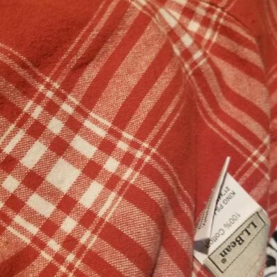 Lot 386: L.L. Been asking Duvet & Matching Sheet Set