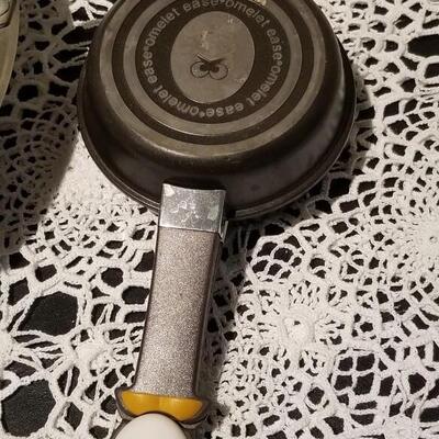 Lot 396: Wolfgang Puck Pressure Cooker, Pot with Lid and Omlette Pan Lot 