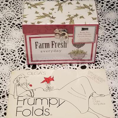 Lot 407: New Recipe Box & Napkin Folding Book
