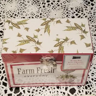 Lot 407: New Recipe Box & Napkin Folding Book