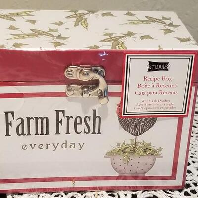 Lot 407: New Recipe Box & Napkin Folding Book