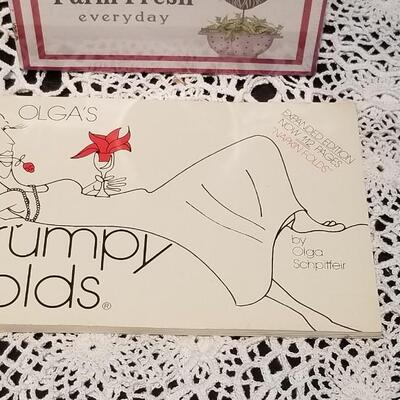 Lot 407: New Recipe Box & Napkin Folding Book