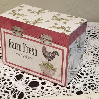 Lot 407: New Recipe Box & Napkin Folding Book