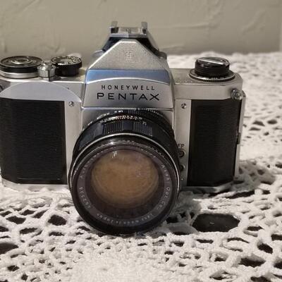 Lot 422: Vintage Honeywell Pentex 35mm Camera with Case
