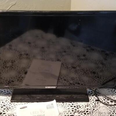Lot 424: Samsung Flatscreen HDMI 26" TV with Manual 