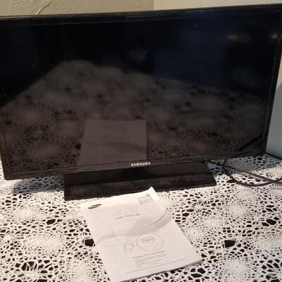 Lot 424: Samsung Flatscreen HDMI 26" TV with Manual 