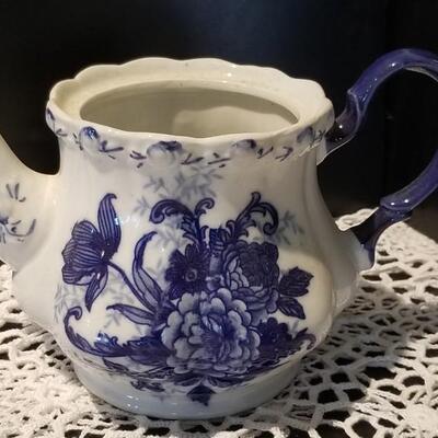 Lot 427: Antique Blue & White Flow Teapot 