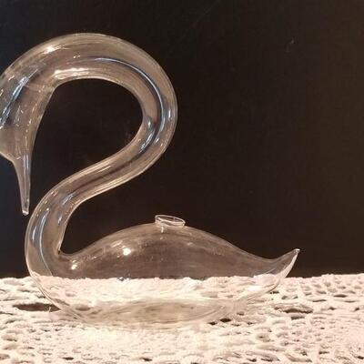 Lot 429: Glass Swan kerosene Lamp